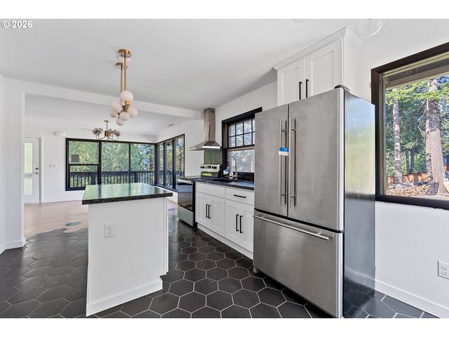 9637 Sw SPRING CREST Dr, Portland, OR 97225