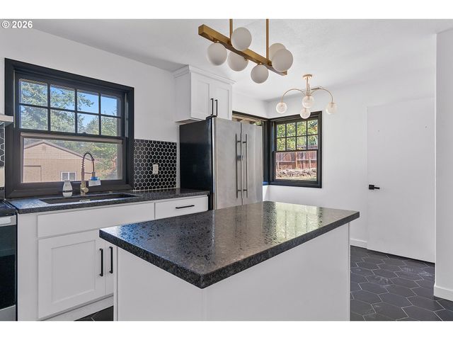 9637 Sw SPRING CREST Dr, Portland, OR 97225