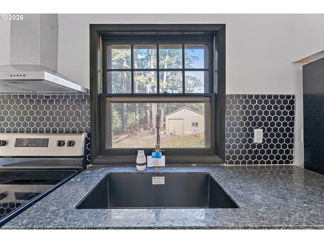 9637 Sw SPRING CREST Dr, Portland, OR 97225