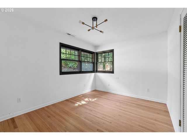 9637 Sw SPRING CREST Dr, Portland, OR 97225