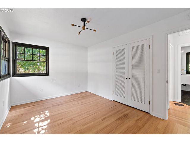 9637 Sw SPRING CREST Dr, Portland, OR 97225