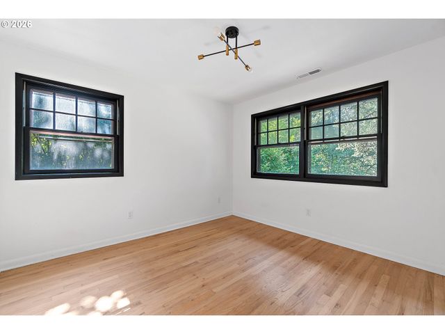 9637 Sw SPRING CREST Dr, Portland, OR 97225