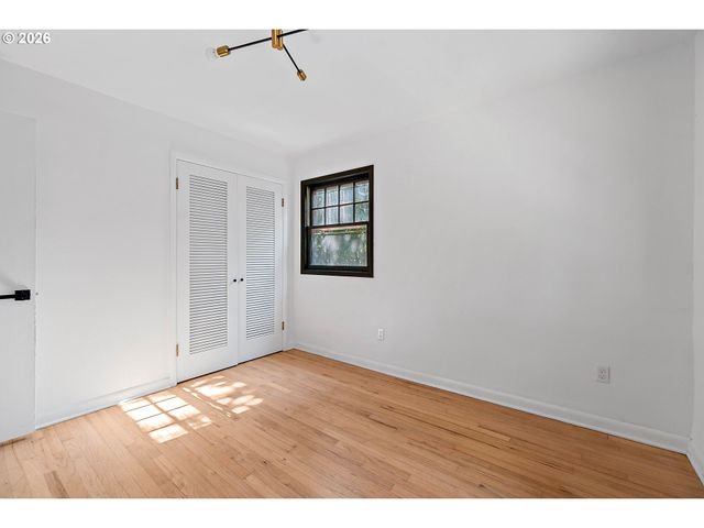 9637 Sw SPRING CREST Dr, Portland, OR 97225