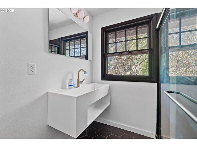 9637 Sw SPRING CREST Dr, Portland, OR 97225