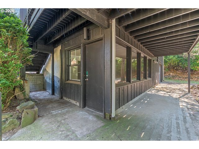 9637 Sw SPRING CREST Dr, Portland, OR 97225