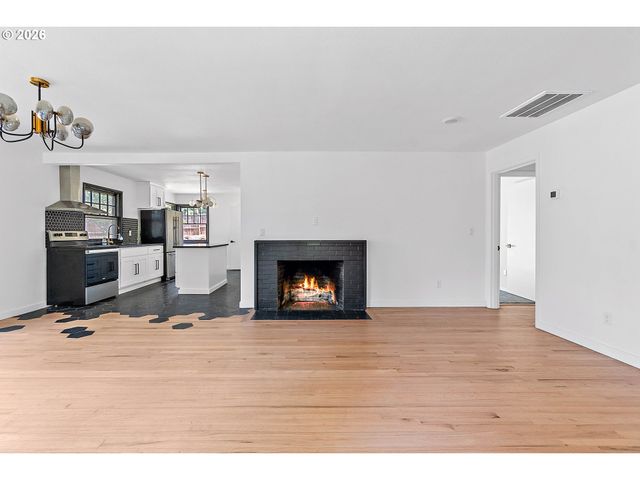 9637 Sw SPRING CREST Dr, Portland, OR 97225