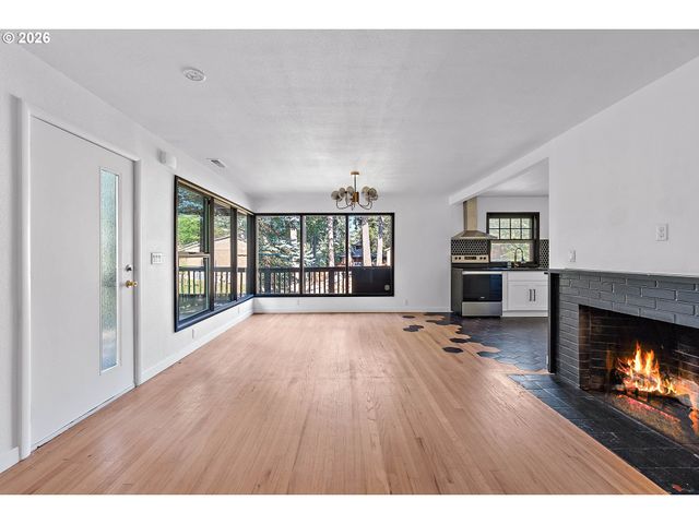 9637 Sw SPRING CREST Dr, Portland, OR 97225