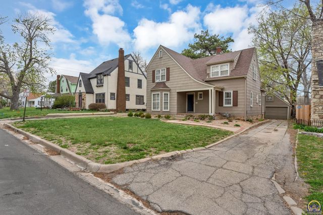 3030 SW Clark CT, Topeka, KS 66604