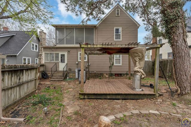 3030 SW Clark CT, Topeka, KS 66604