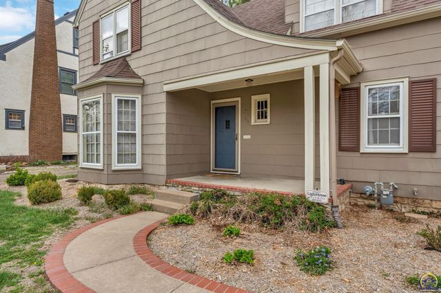 3030 SW Clark CT, Topeka, KS 66604