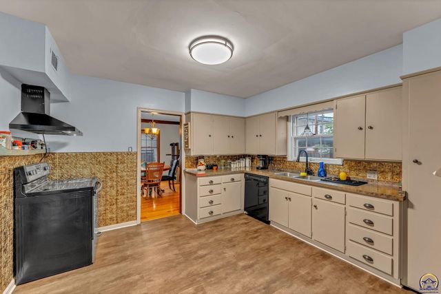 3030 SW Clark CT, Topeka, KS 66604