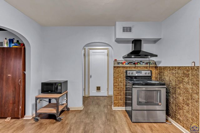 3030 SW Clark CT, Topeka, KS 66604