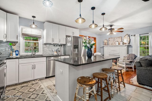 1829 Dutch Valley Rd, Clinton, TN 37716