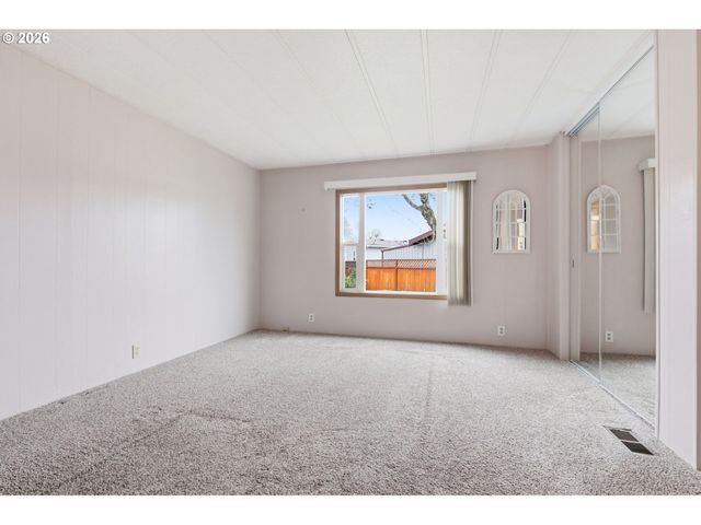 13640 Se HIGHWAY 212 23, Clackamas, OR 97015