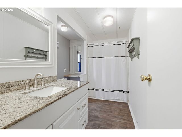 13640 Se HIGHWAY 212 23, Clackamas, OR 97015