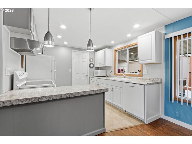 13640 Se HIGHWAY 212 23, Clackamas, OR 97015