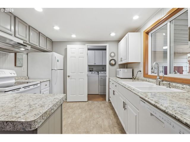 13640 Se HIGHWAY 212 23, Clackamas, OR 97015