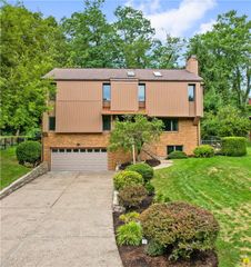 421 Clair Dr, Upper St Clair, PA 15241