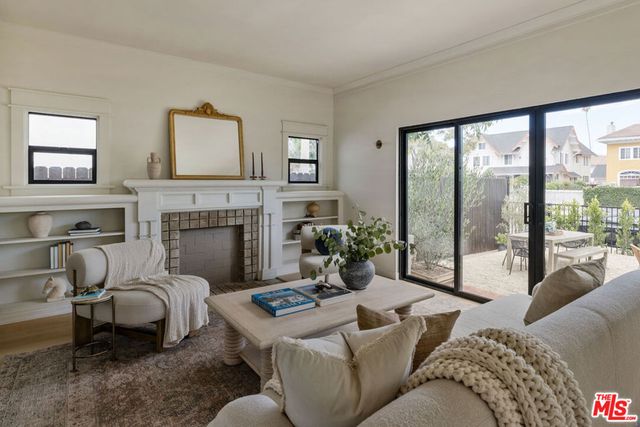 1406 S Wilton Place, Los Angeles, CA 90019