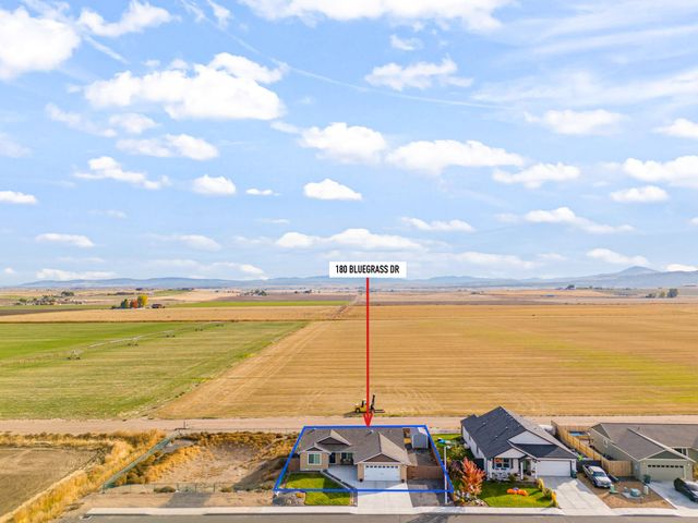 180 Bluegrass Drive, Culver, OR 97734