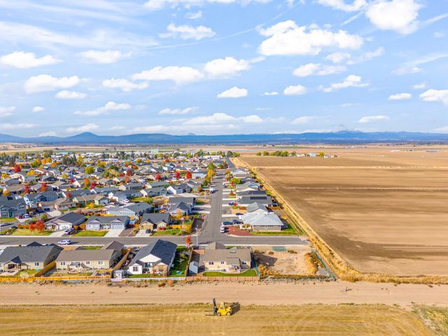 180 Bluegrass Drive, Culver, OR 97734