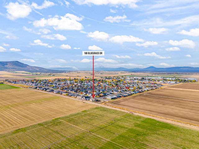 180 Bluegrass Drive, Culver, OR 97734