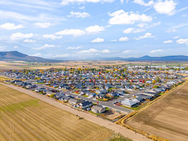 180 Bluegrass Drive, Culver, OR 97734