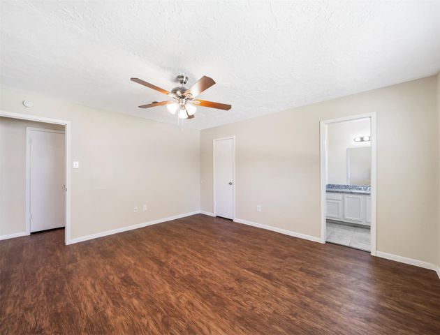7962 Southmeadow Drive, Houston, TX 77071