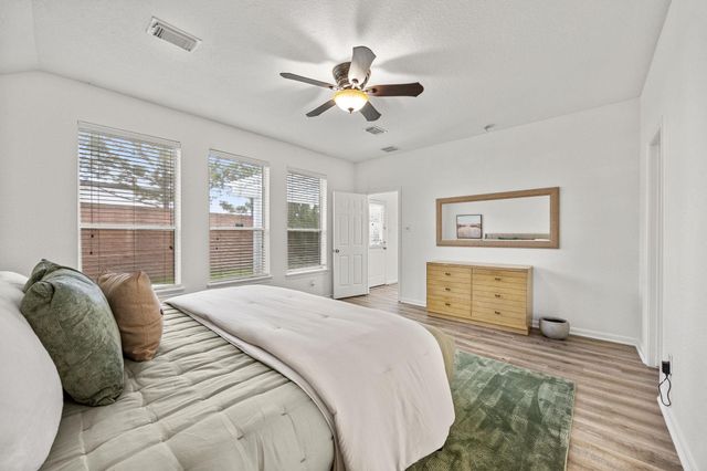 2727 Hidden Landing Drive, Pearland, TX 77584