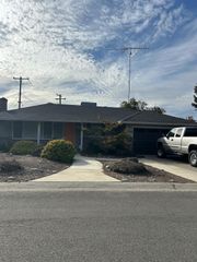 1227 Noonan Dr, Sacramento, CA 95822