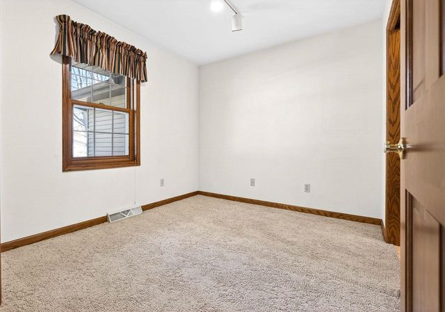 951 E FOXMOOR LANE, Appleton, WI 54911