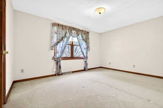 951 E FOXMOOR LANE, Appleton, WI 54911