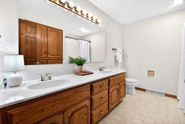 951 E FOXMOOR LANE, Appleton, WI 54911