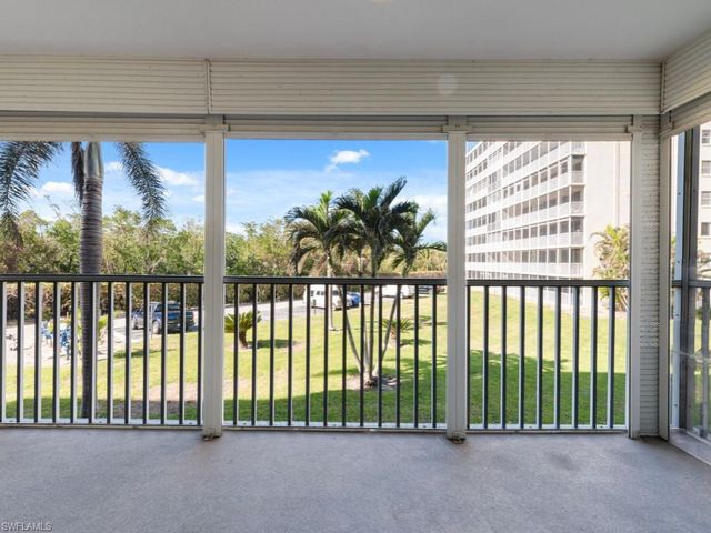 3 Bluebill AVE # 206, Naples, FL 34108