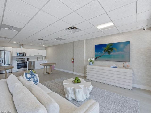 3 Bluebill AVE 206, Naples, FL 34108