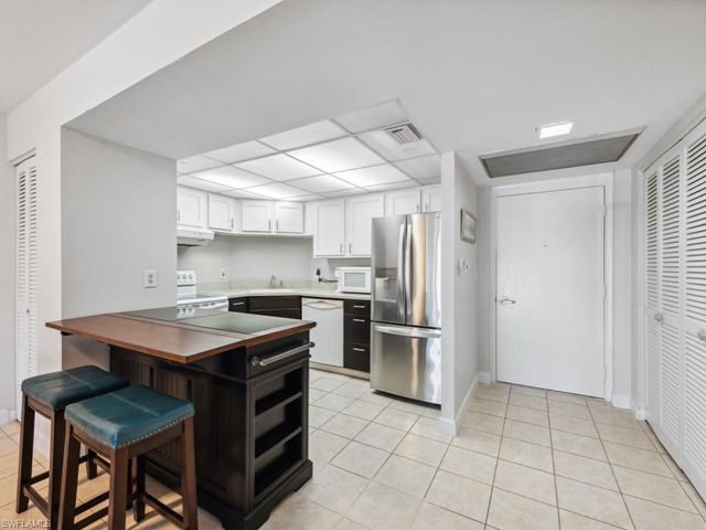 3 Bluebill AVE # 206, Naples, FL 34108