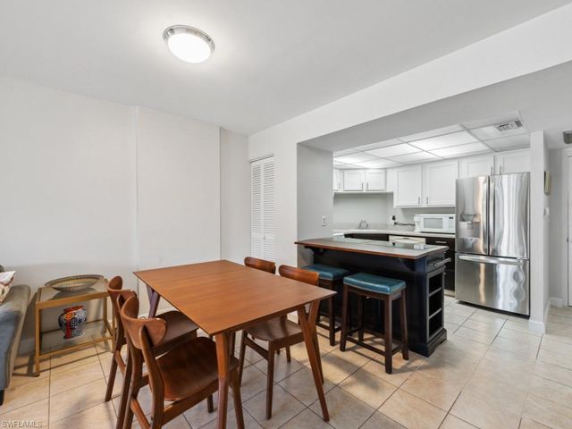 3 Bluebill AVE # 206, Naples, FL 34108