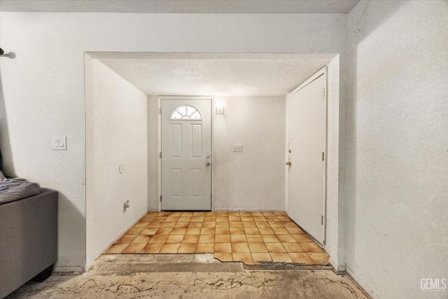 700 Brentwood Drive, Bakersfield, CA 93306