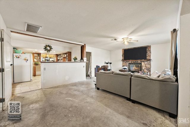 700 Brentwood Drive, Bakersfield, CA 93306