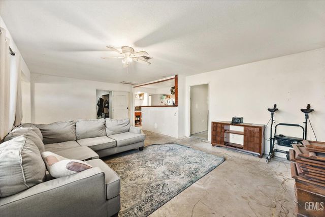 700 Brentwood Drive, Bakersfield, CA 93306