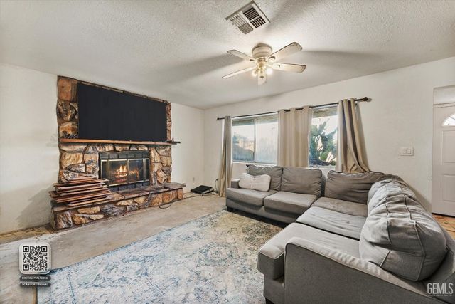 700 Brentwood Drive, Bakersfield, CA 93306