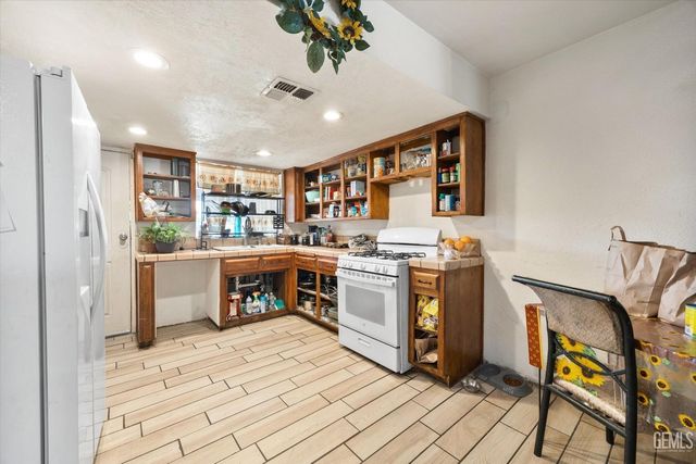 700 Brentwood Drive, Bakersfield, CA 93306