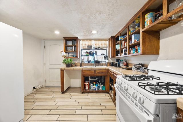 700 Brentwood Drive, Bakersfield, CA 93306