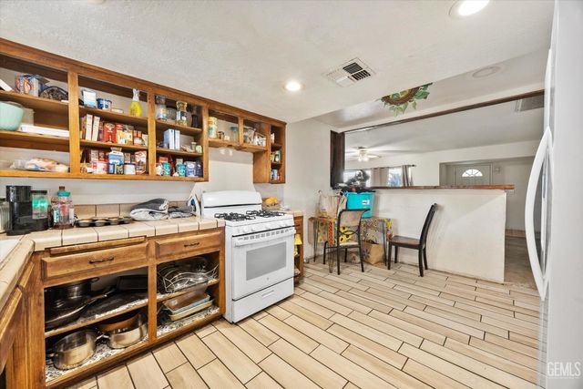 700 Brentwood Drive, Bakersfield, CA 93306