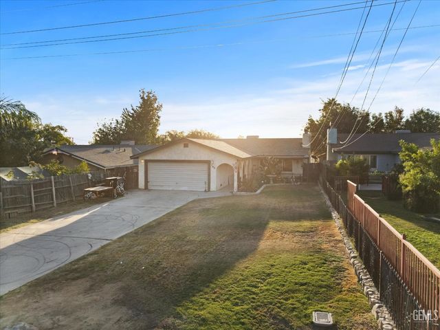 700 Brentwood Drive, Bakersfield, CA 93306