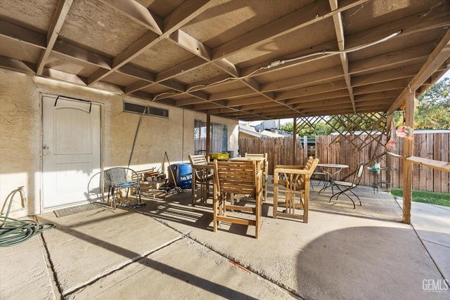 700 Brentwood Drive, Bakersfield, CA 93306