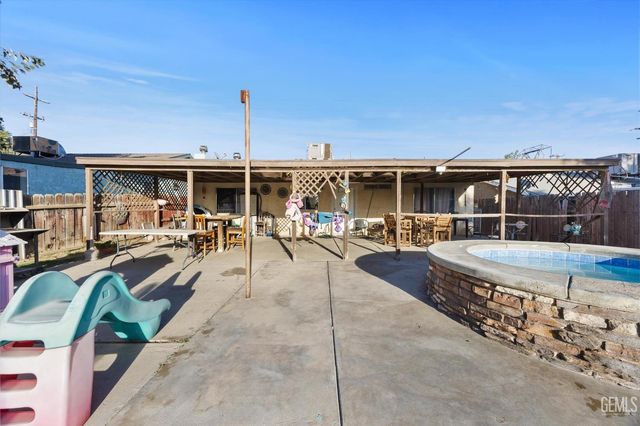 700 Brentwood Drive, Bakersfield, CA 93306