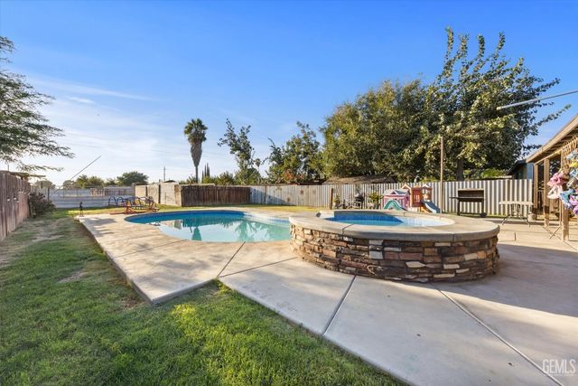 700 Brentwood Drive, Bakersfield, CA 93306