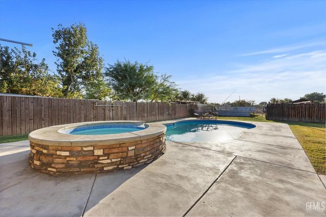 700 Brentwood Drive, Bakersfield, CA 93306