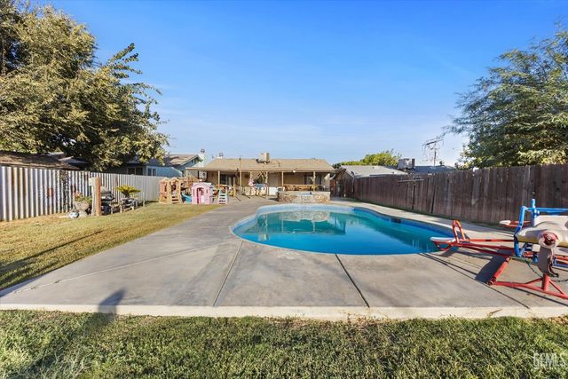 700 Brentwood Drive, Bakersfield, CA 93306